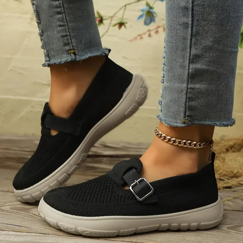 Sneakersy damskie wsuwane – siateczka, klamra, amortyzowana podeszwa