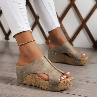Sandały na Platformie Damskie – Czarne Korkowe Peep-Toe z Ćwiekami
