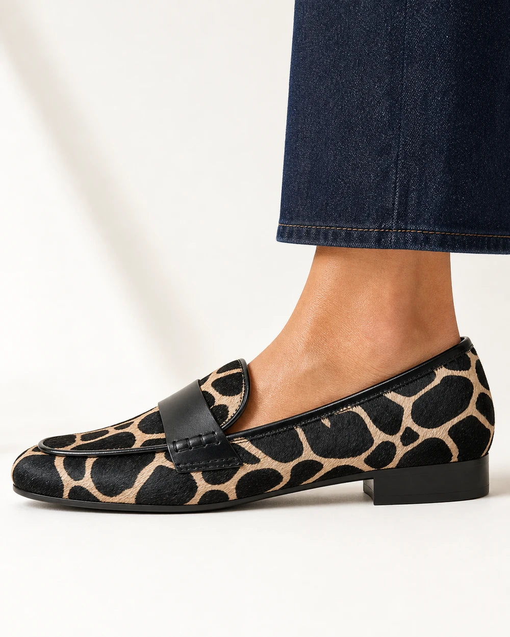 Damskie mokasyny animal print z czarną lamówką — zdjęcie produktu 4