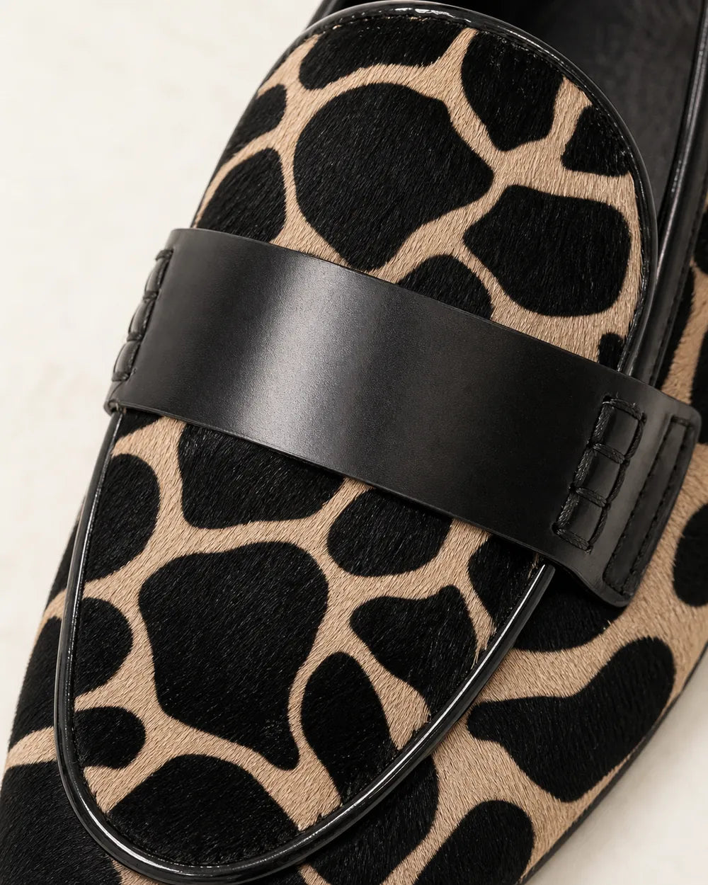 Damskie mokasyny animal print z czarną lamówką — zdjęcie produktu 6